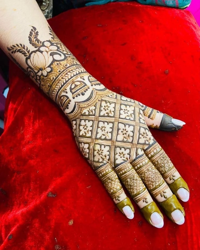 finger checks mehndi design