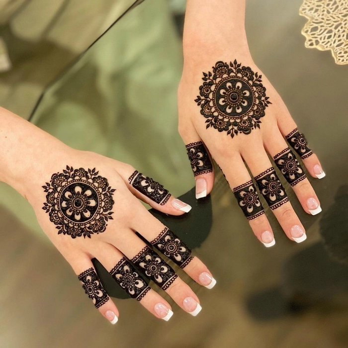 front hand gol tikki mehndi design