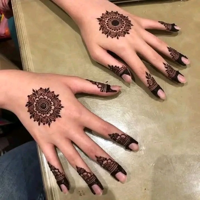 gol tikki mehndi design back hand simple
