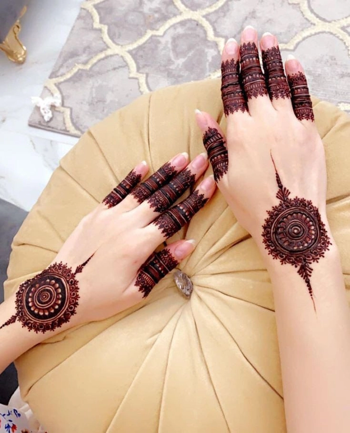 gol tikki mehndi design back hand