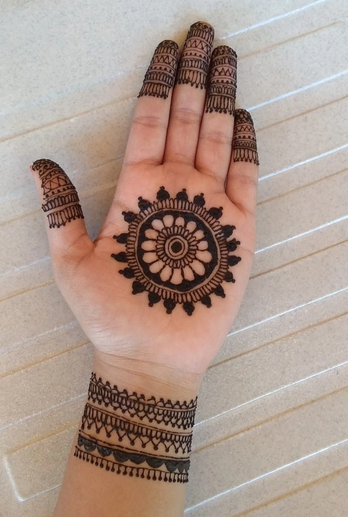 gol tikki mehndi design