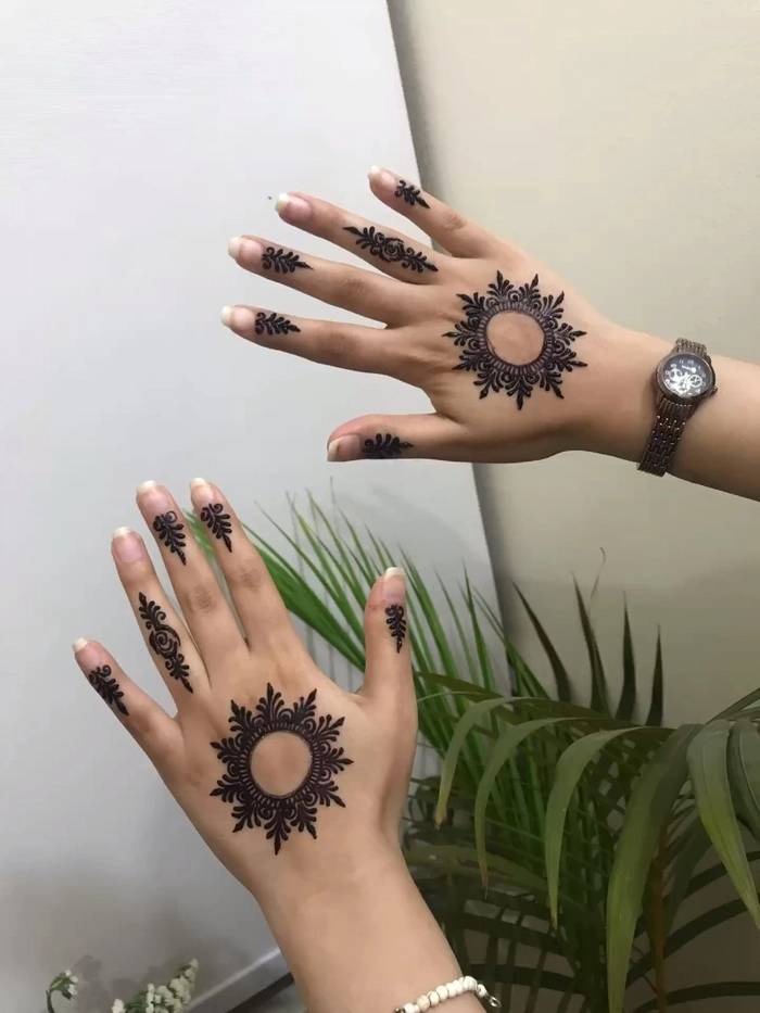 gol tikki mehndi thapa design