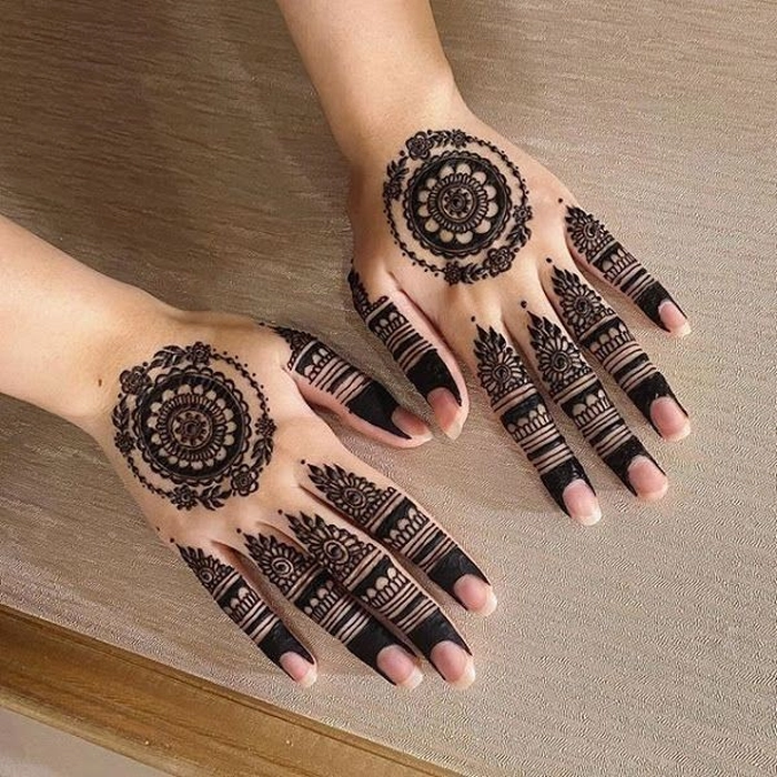 gol tikki wali mehndi design