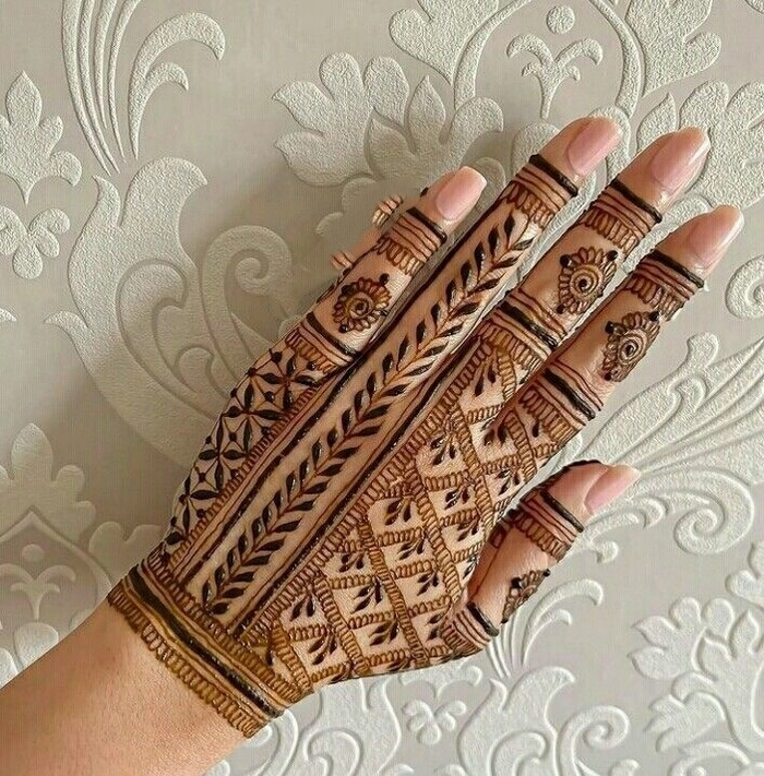 royal checks mehndi design