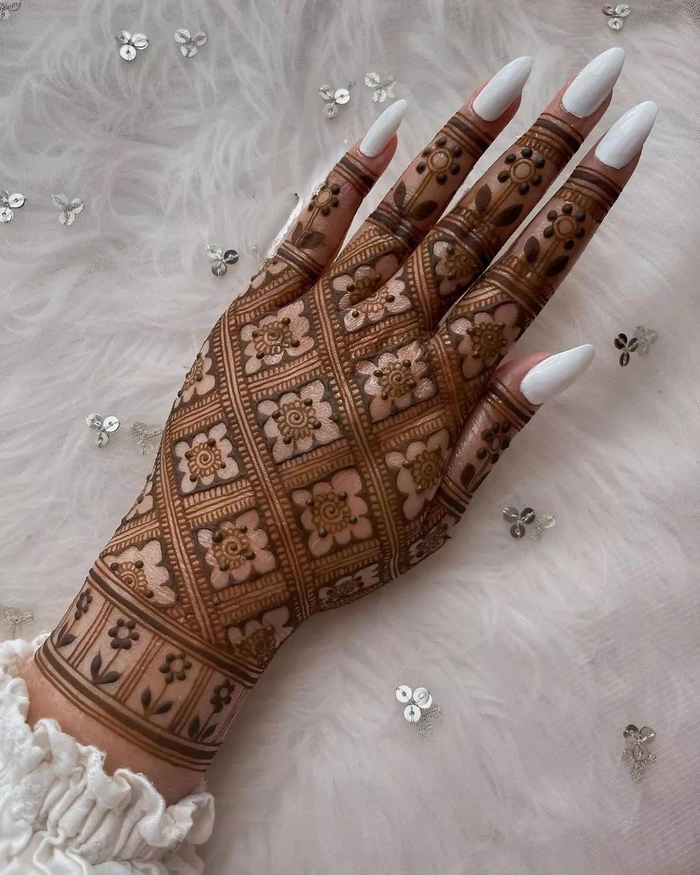 simple back checks mehndi design