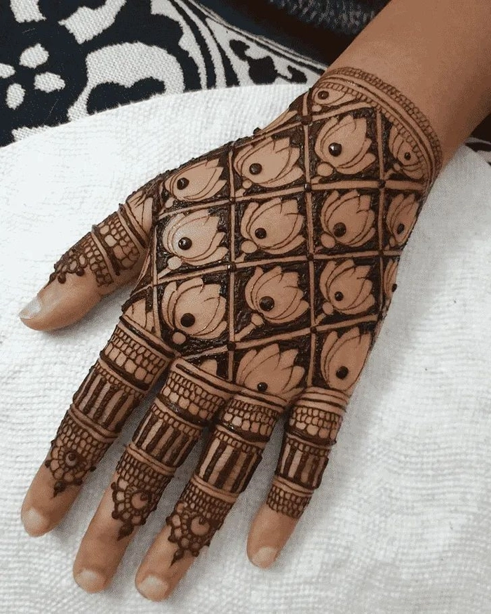 simple checks mehndi design photo