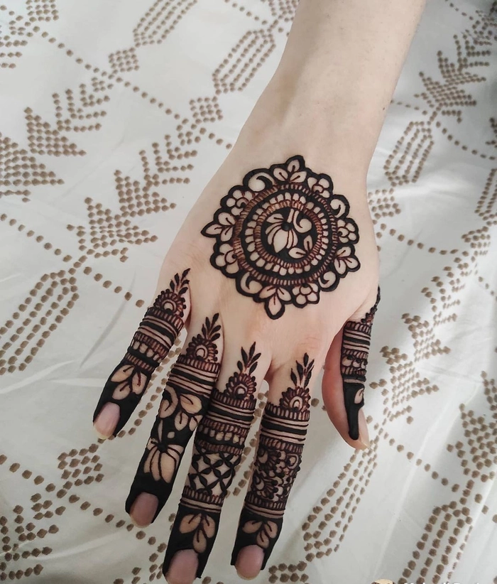 simple gol tikki mehndi design