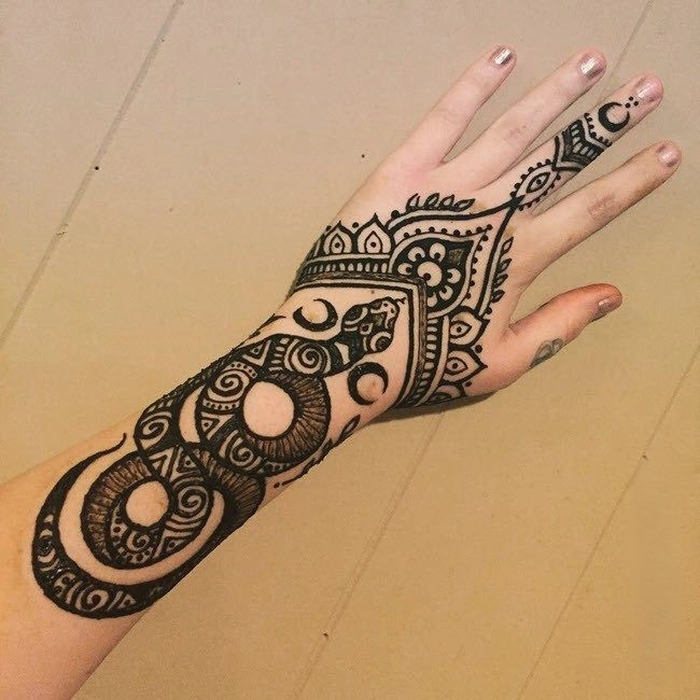 snake mehndi designs