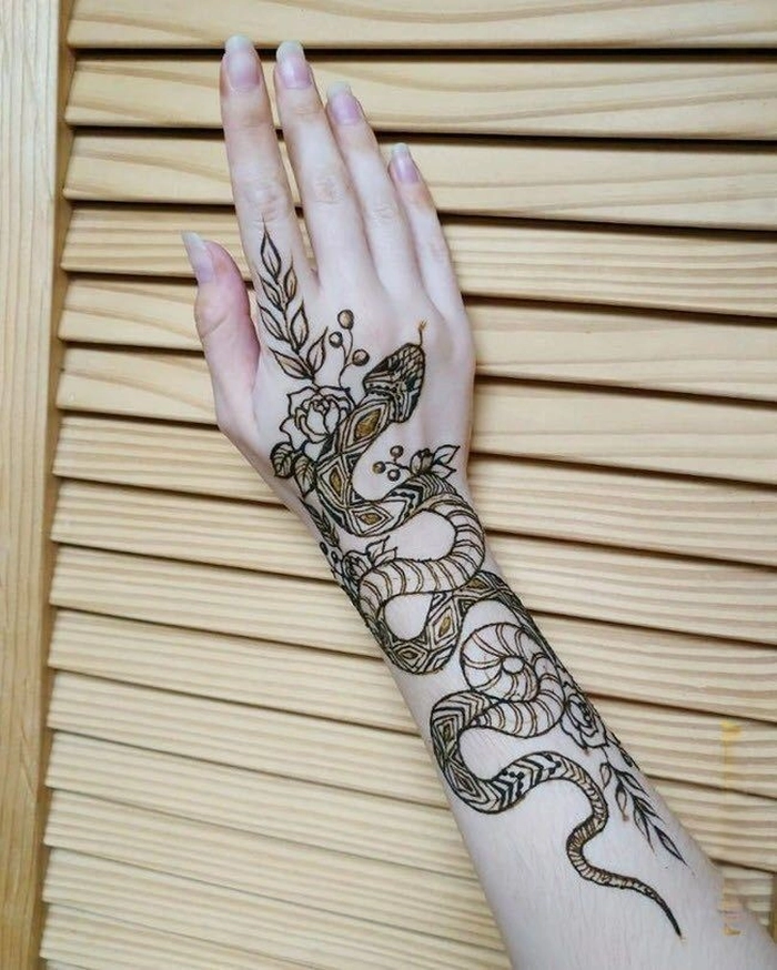 snake mehndi