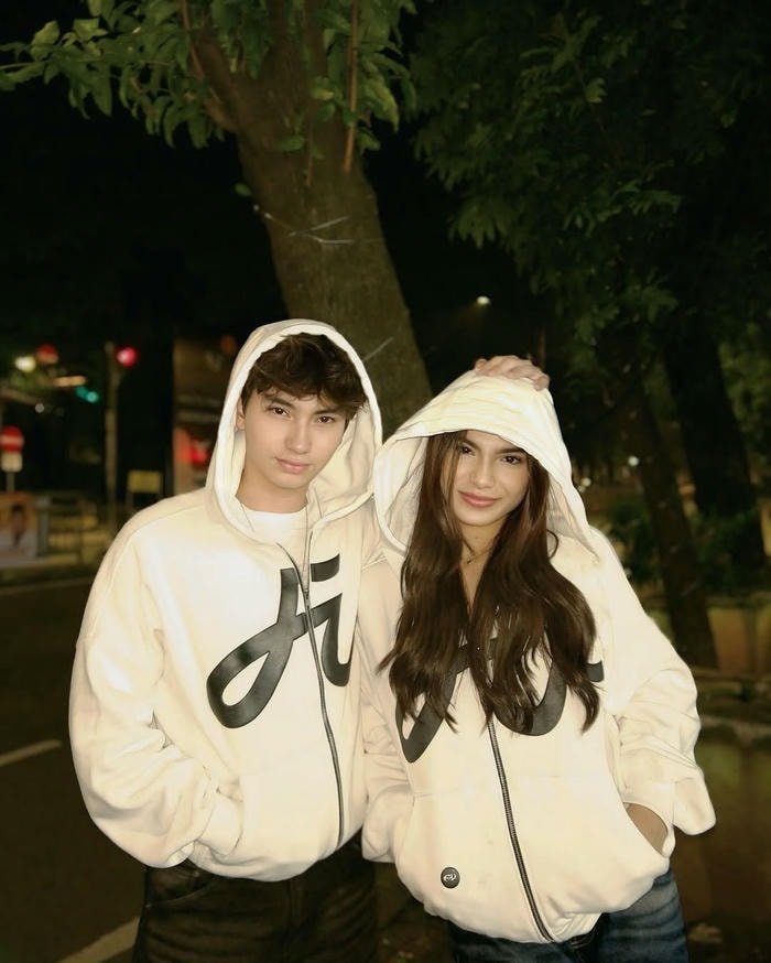 adorable pose boys and girls dp