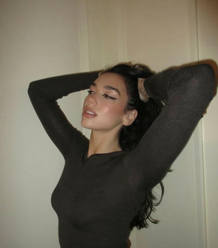 artistic alone dp for girls