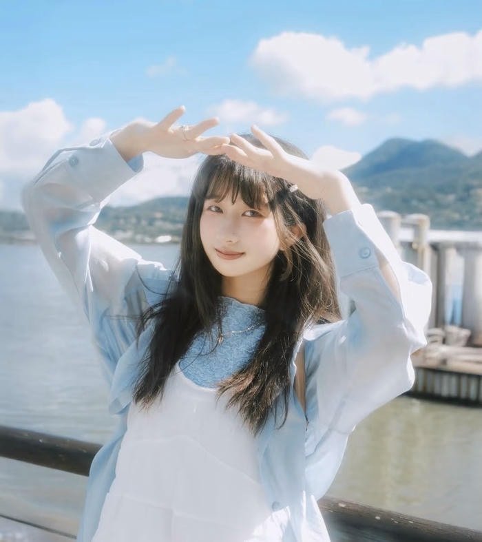 artistic simple girl dp