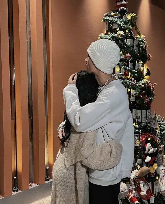 beautiful love hug dp