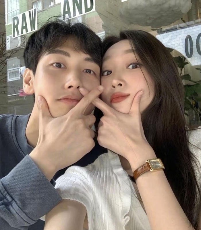 beautiful smile couple dp for instagram