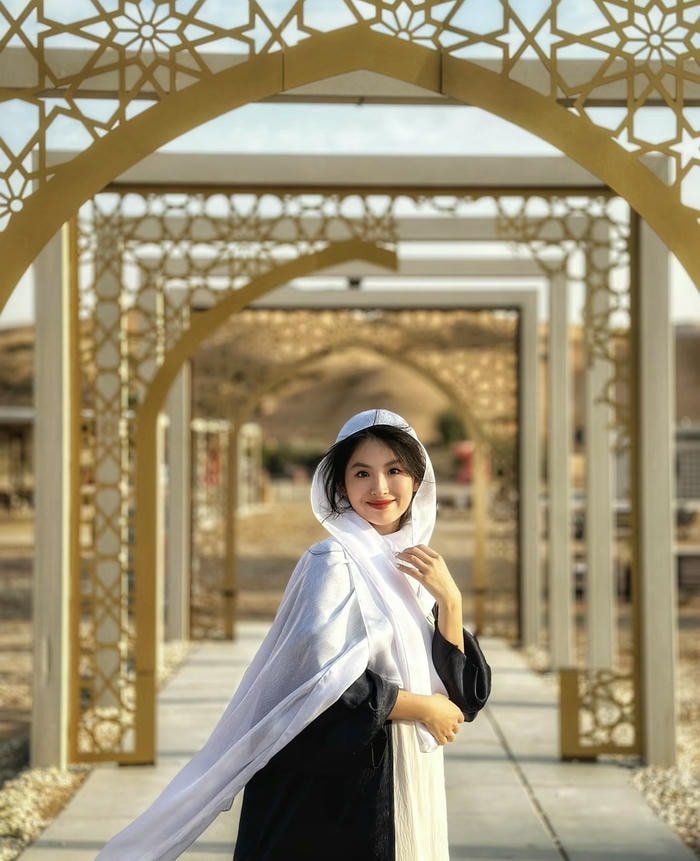 bright abaya girl dp