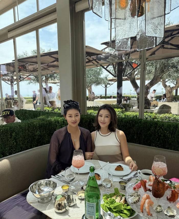 bright pose friends dp