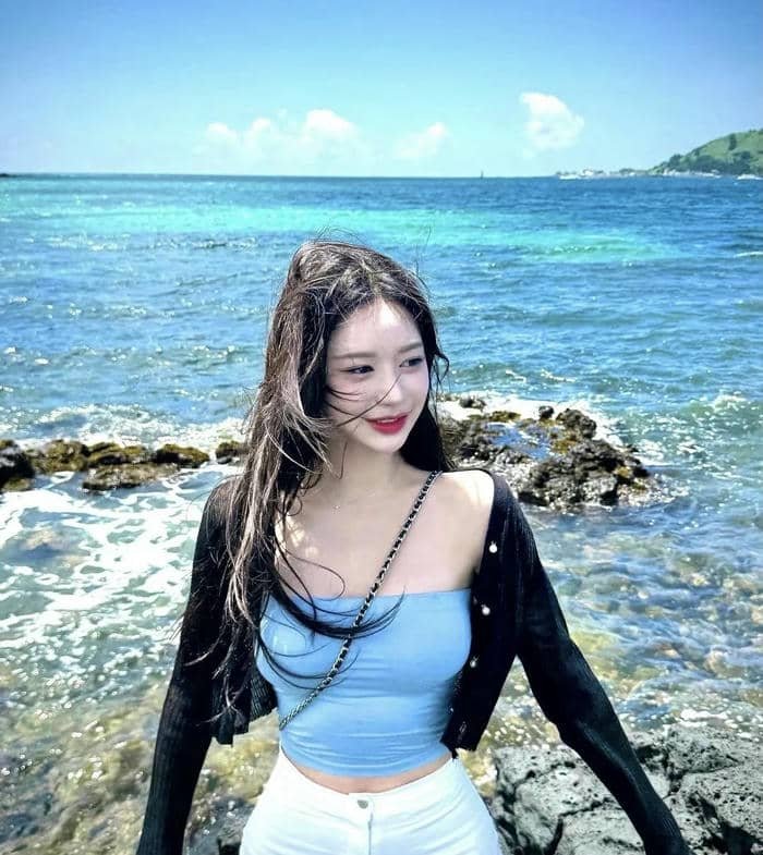 bright simple girl dp for instagram