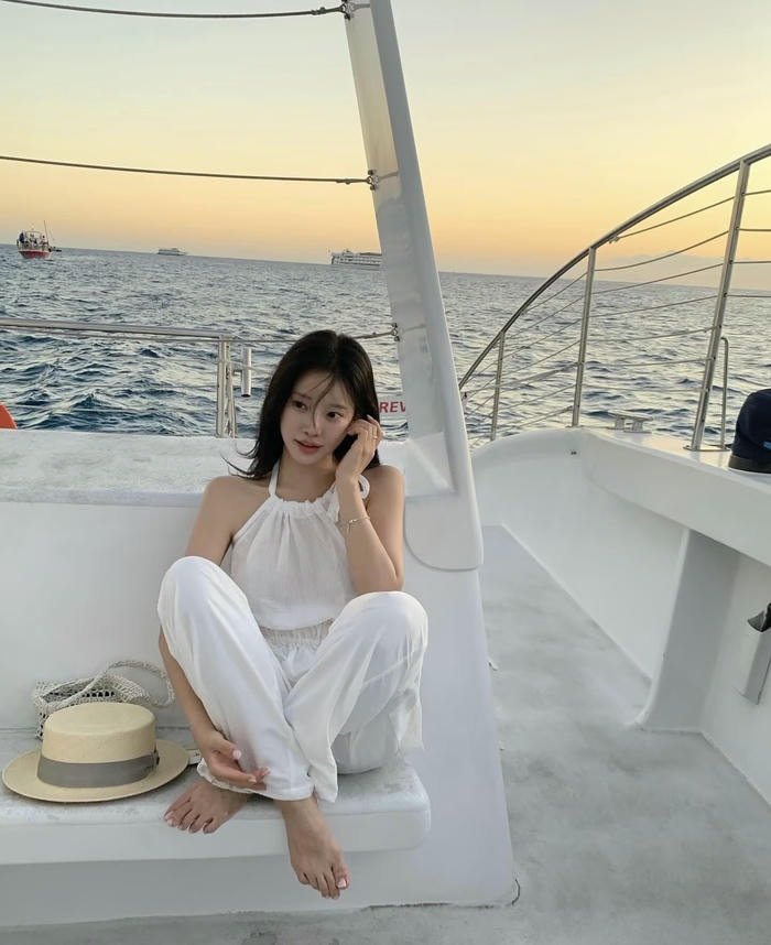 bright simple girl dp