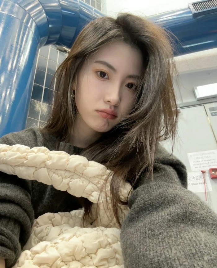 charming alone dp for girls