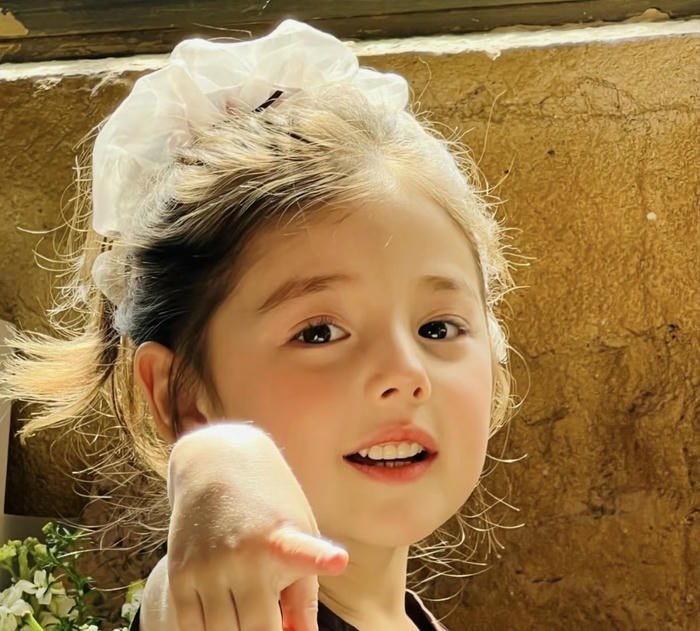 charming profile pic for girls