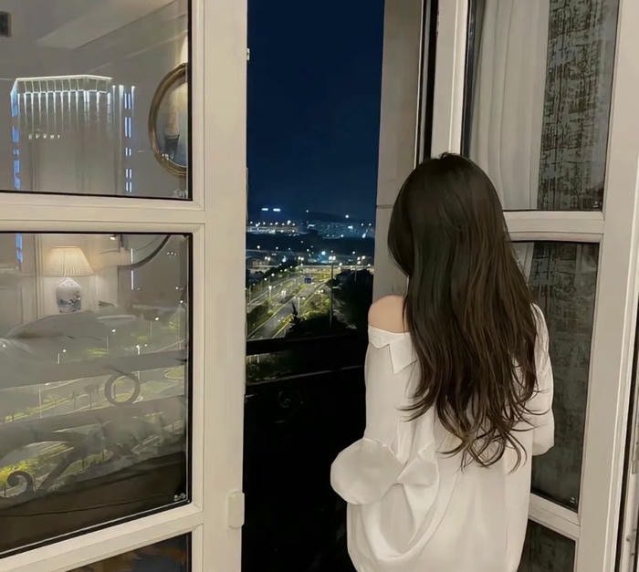 charming real girl profile pic