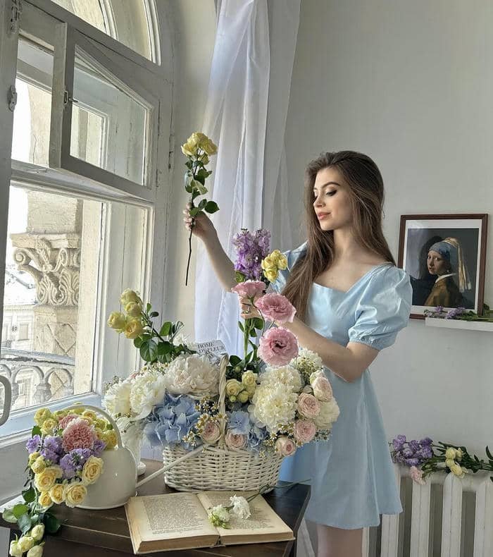 classic pose simple girl dp for instagram