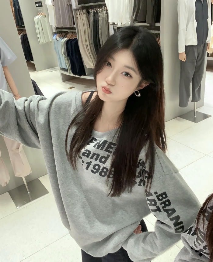 classic real girl profile pic