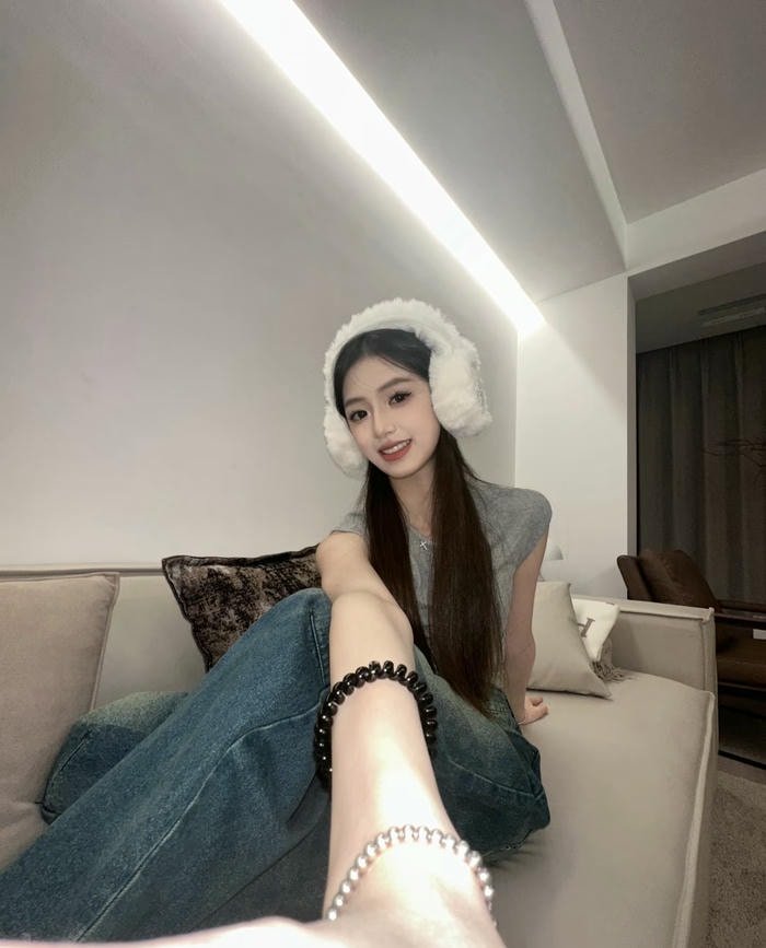 classic simple girl dp