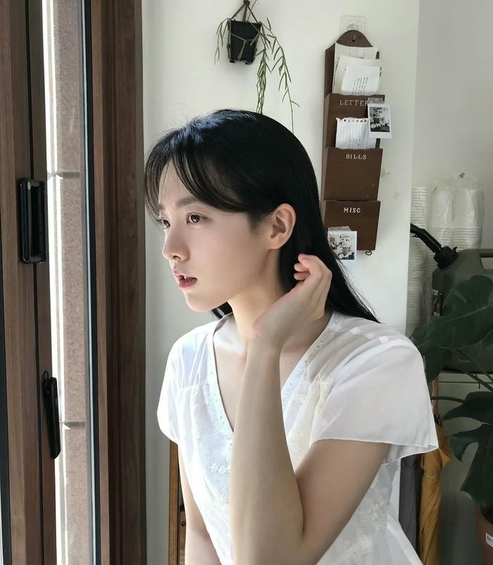 clean simple girl dp