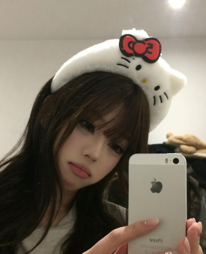 clean whatsapp dp for girl