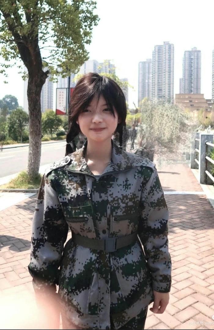 confident army girl dp