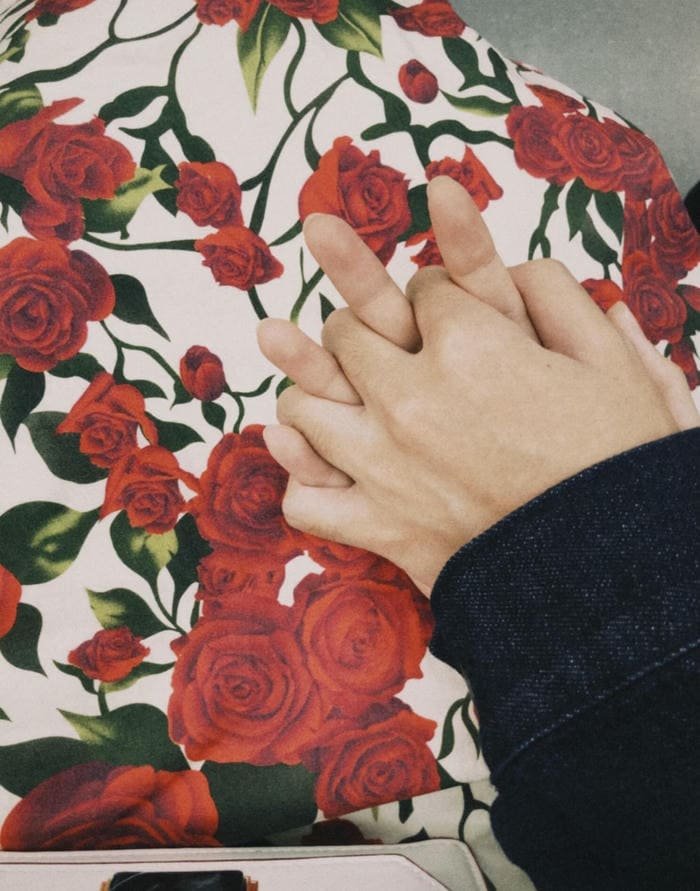 couple hand in hand dp