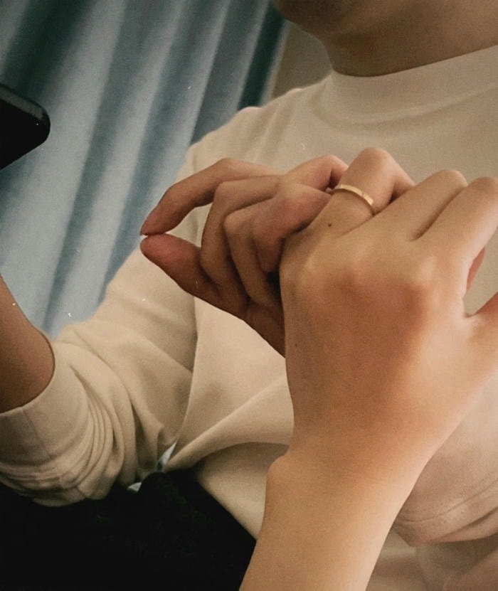 couple hands dp aesthetic