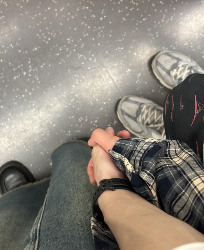 couple hands dp wallpaper