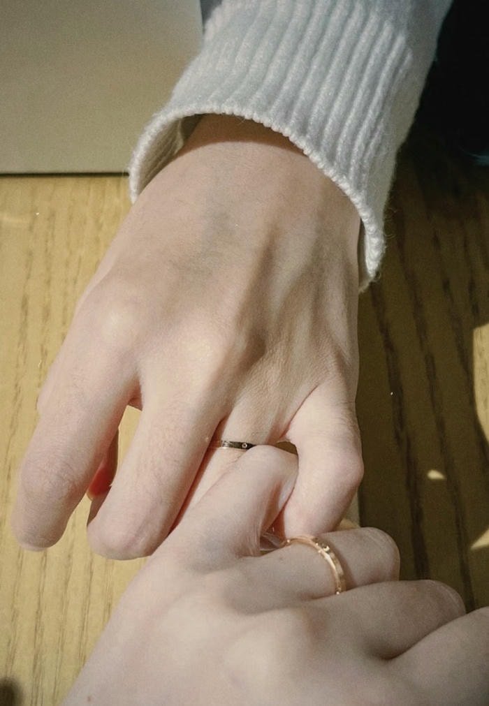 couple holding hands dp