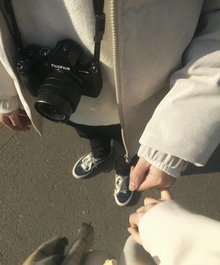 couple touching hands dp