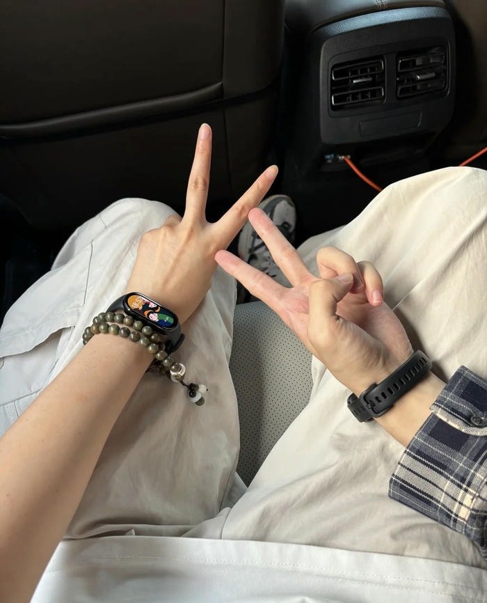 cute couple hands pic dp