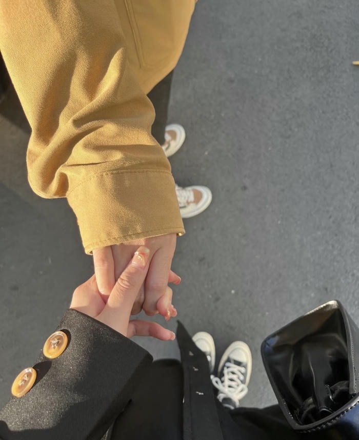 cute couple holding hands dp