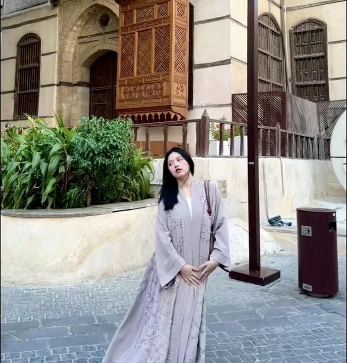 elegant abaya girl dp