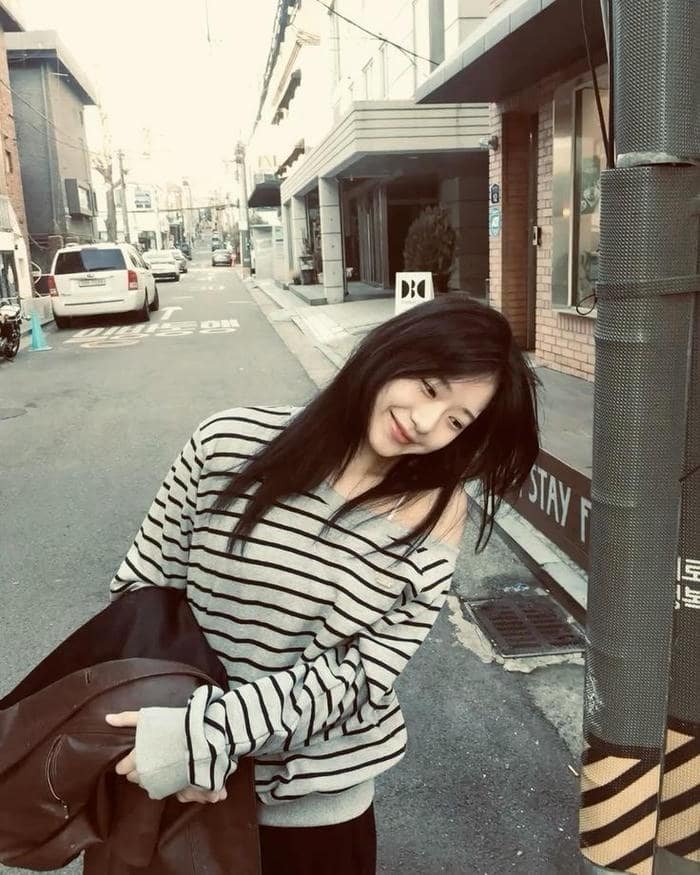 fashion pose beautiful girls dp