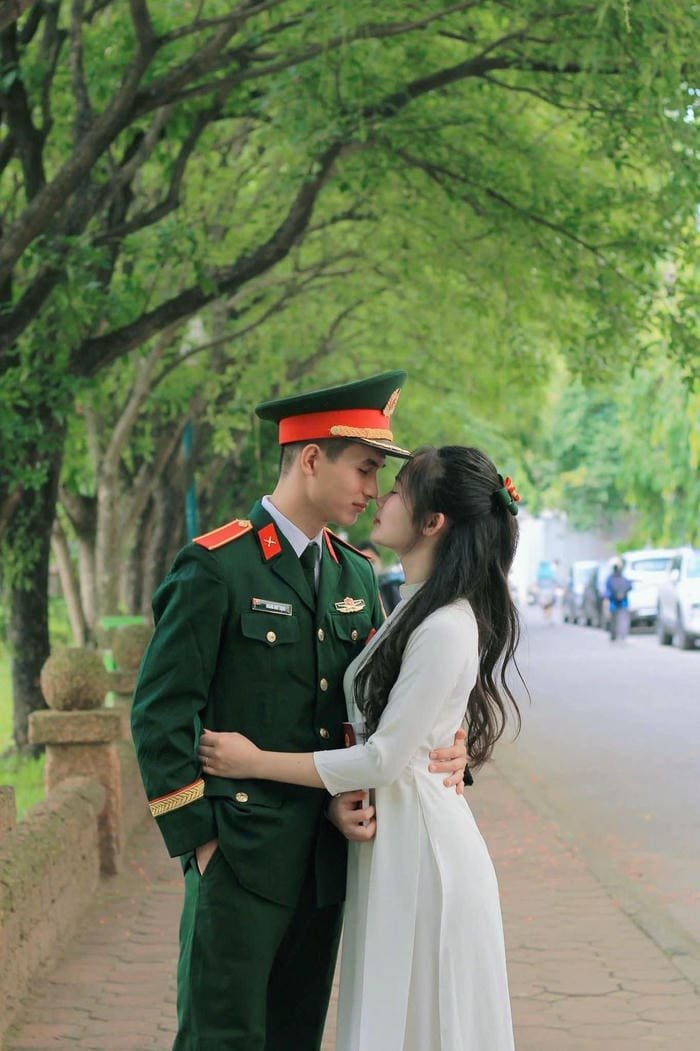 graceful army couple dp