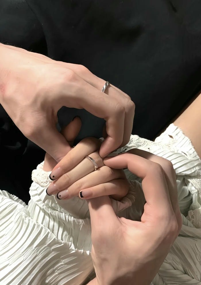 holding hands couple dp