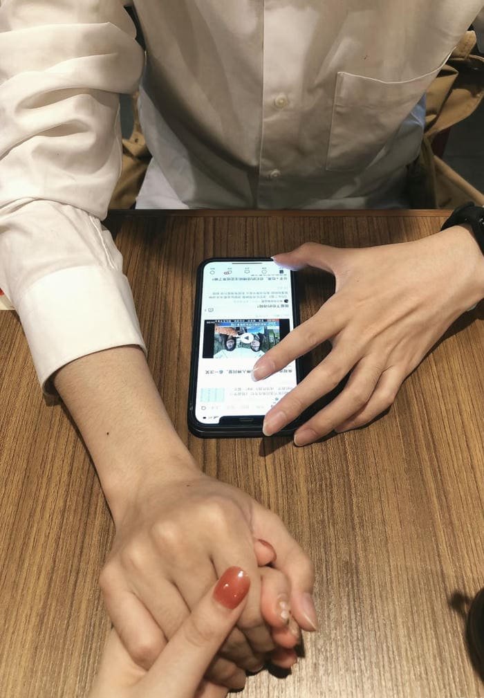 love hands couple dp