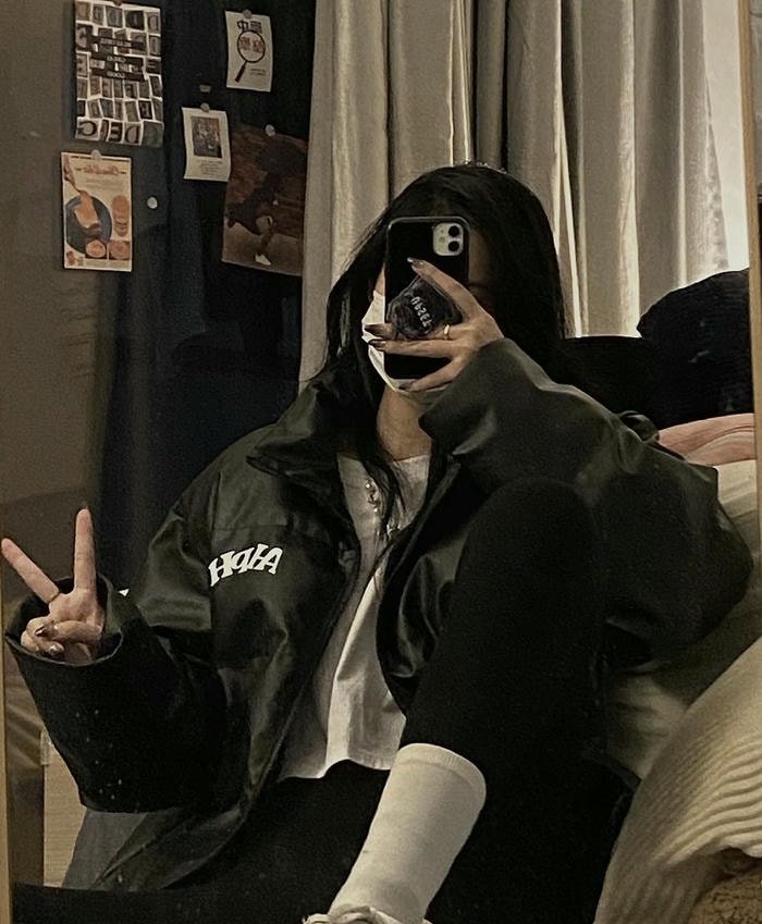 minimal pose black dp