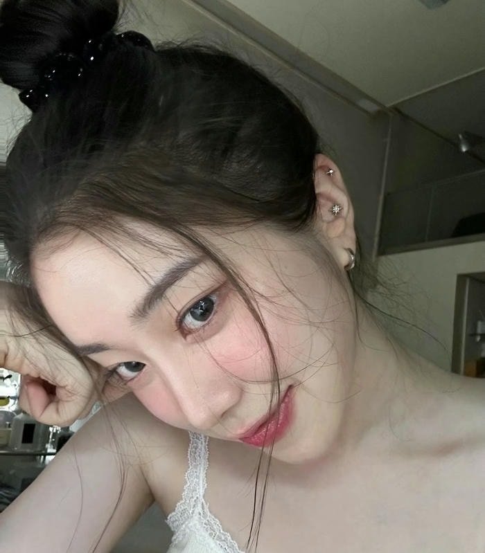 minimal pose simple girl dp for instagram