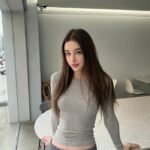 minimal simple girl dp for instagram