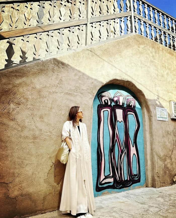 modern abaya girl dp