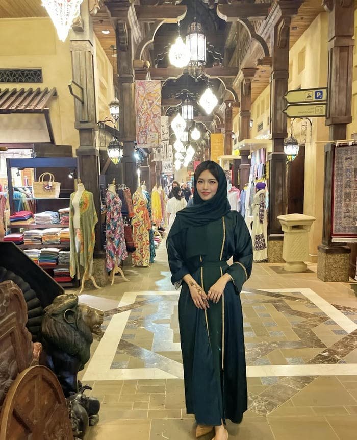 modern hijabi abaya girl dp