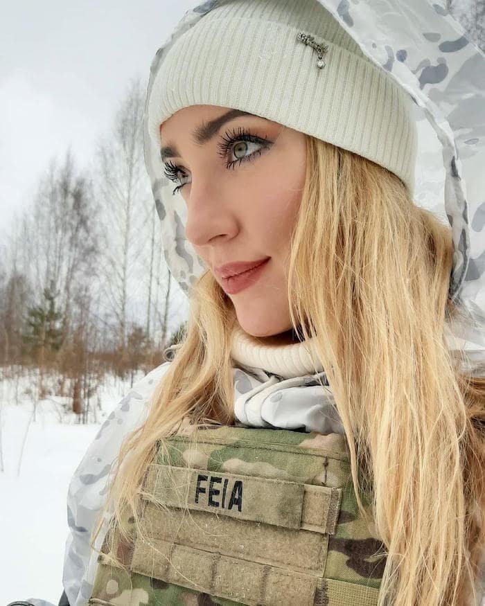 modern vibe army girl dp