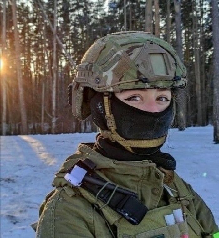 outdoor army girl dp